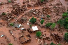 Mar de lama que cobriu a cidade de Mariana após o rompimento das barragens da mineradora Samarco em 03 de novembro de 2015.